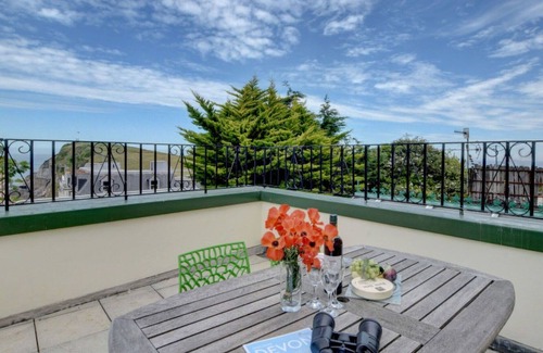 Hele Villa | Stunning private villa for 3 people with WIFI, TV, balcony, pets allowed and parking