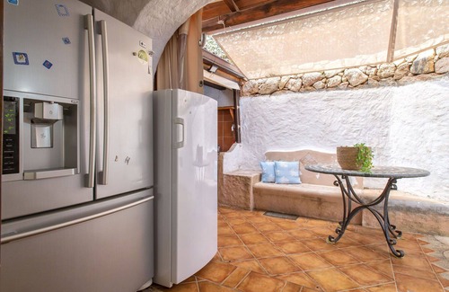 La Conia Villa | Stunning private villa for 8 guests with WIFI, A/C, TV, patio and pets allowed