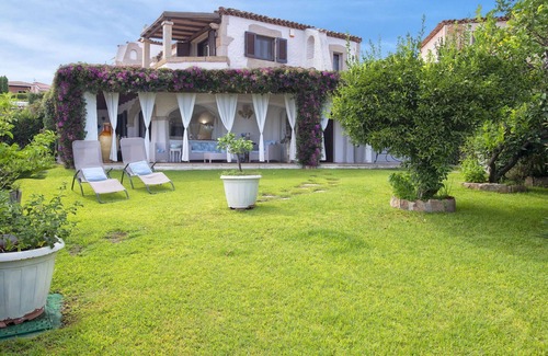 La Conia Villa | Stunning private villa for 8 guests with WIFI, A/C, TV, patio and pets allowed