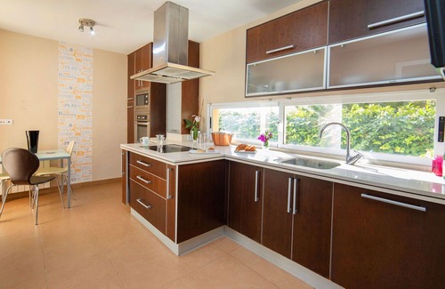 La Colina House | Stunning private villa for 6 people with private pool, A/C, WIFI, TV, patio and pets allowed