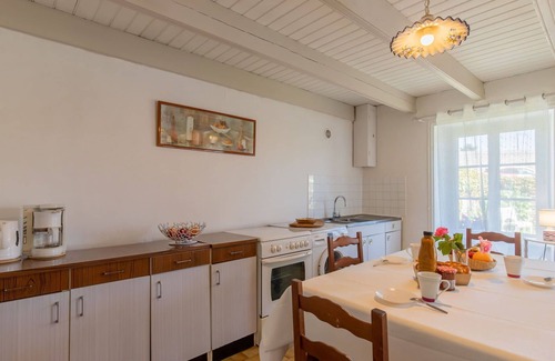 Plogoff House | Stunning private villa for 5 people with TV, terrace, pets allowed and panoramic view