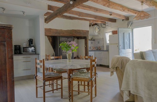 Teyssieu House | Stunning private villa for 4 people with TV, terrace and pets allowed