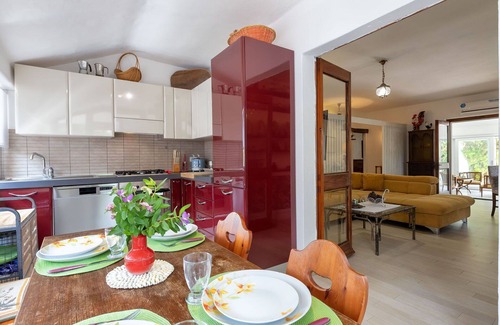 Portobello House | Stunning private villa for 6 guests with A/C, WIFI, TV, patio and pets allowed