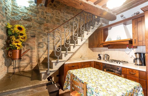 Montorgiali House | Stunning private villa for 5 people with A/C, hot tub, WIFI, TV, patio and pets allowed