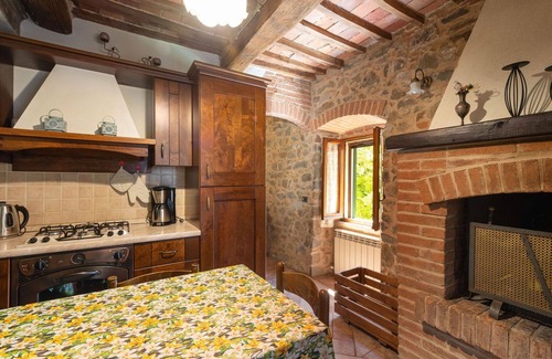 Montorgiali House | Stunning private villa for 5 people with A/C, hot tub, WIFI, TV, patio and pets allowed