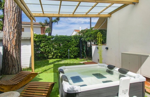 Tirrenia Villa | Stunning private villa for 6 people with WIFI, hot tub, A/C, TV, terrace, pets allowed and parking