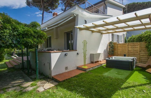 Tirrenia Villa | Stunning private villa for 6 people with WIFI, hot tub, A/C, TV, terrace, pets allowed and parking