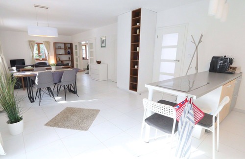 Petrov Villa | Stunning private villa for 6 guests with WIFI, private pool, TV, terrace, pets allowed and parking