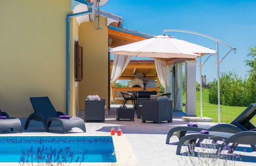 Juricev Kal House | Stunning private villa for 10 guests with A/C, private pool, WIFI, TV and terrace