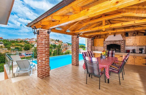 Komoseva House | Stunning private villa for 6 people with WIFI, private pool, A/C, TV, terrace and parking