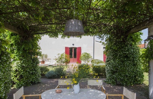 Lari Villa | Stunning private villa for 9 guests with WIFI, TV and patio
