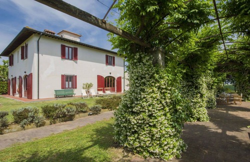 Lari Villa | Stunning private villa for 9 guests with WIFI, TV and patio