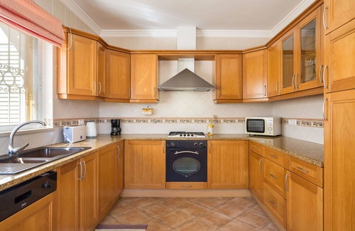 Albufeira Villa | Stunning private villa for 6 guests with WIFI, A/C, private pool, TV and terrace