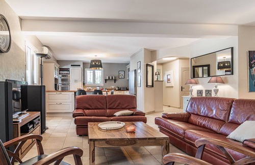 Carces House | Stunning private villa for 8 guests with WIFI, A/C, private pool, TV and terrace