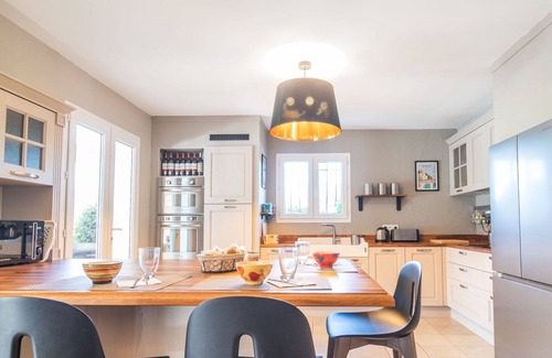 Carces House | Stunning private villa for 8 guests with WIFI, A/C, private pool, TV and terrace