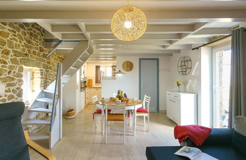 Plogoff House | Stunning private villa for 4 guests with TV, terrace, pets allowed and parking