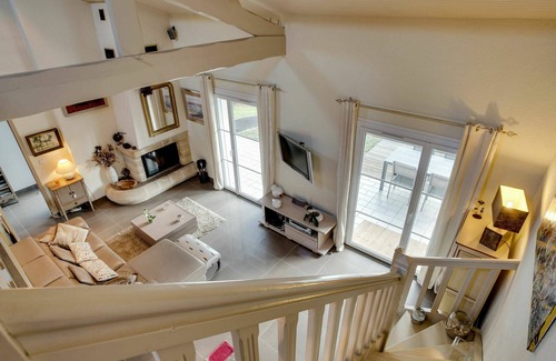 Mimizan House | Stunning private villa for 6 guests with WIFI, private pool, TV, terrace and pets allowed