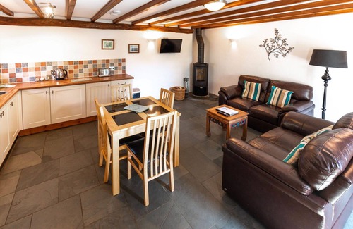 Fivelanes House | Stunning private villa for 2 people with hot tub, WIFI, TV, patio and pets allowed