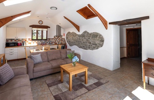 Fivelanes House | Stunning private villa for 5 guests with hot tub, WIFI, patio and pets allowed