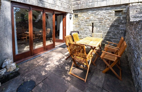 Fivelanes House | Stunning private villa for 5 guests with hot tub, WIFI, patio and pets allowed