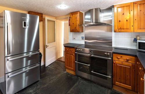 Fivelanes House | Stunning private villa for 9 people with hot tub, WIFI, TV, patio and pets allowed