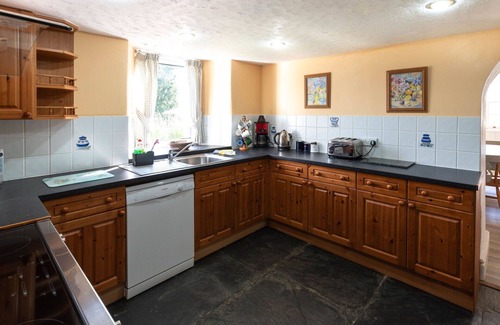 Fivelanes House | Stunning private villa for 9 people with hot tub, WIFI, TV, patio and pets allowed