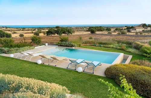 Modica Villa | Stunning private villa for 8 people with WIFI, hot tub, private pool, sauna, A/C, TV and terrace