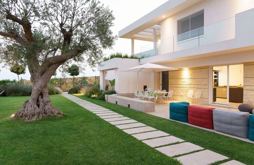 Modica Villa | Stunning private villa for 8 people with WIFI, hot tub, private pool, sauna, A/C, TV and terrace