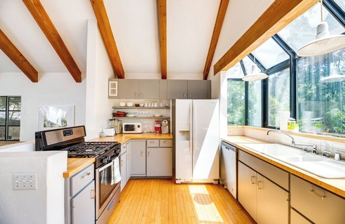 Sherman Oaks Villa | Stunning Sherman Oaks Villa: On-Site Walking Paths