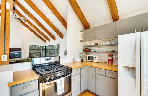 Sherman Oaks Villa | Stunning Sherman Oaks Villa: On-Site Walking Paths