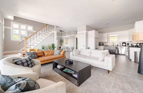 Hopatcong House | Stunning sun-drenched lakefront 4-bedroom house