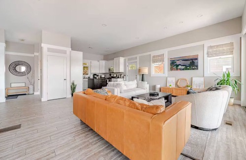 Hopatcong House | Stunning sun-drenched lakefront 4-bedroom house