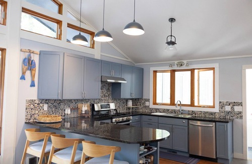 Lansing House | Stunning Sunsets, Fall Foliage, Gorge Hikes in a Contemporary Lakefront 3BR/3BA