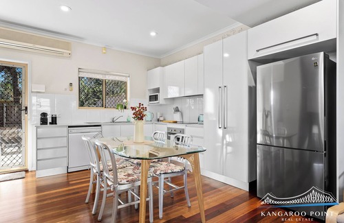 St. Lucia House | Stunning Three Bedroom Townhouse with Wifi, Parking and Air Conditioning