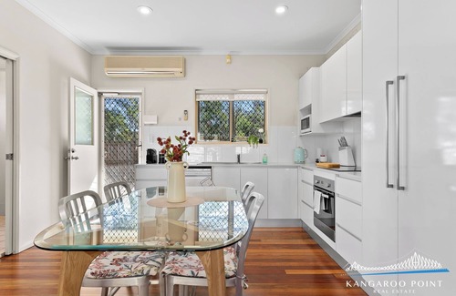 St. Lucia House | Stunning Three Bedroom Townhouse with Wifi, Parking and Air Conditioning