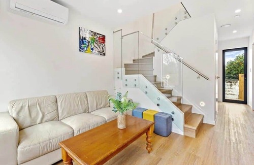 Mangere House | Stunning Three Bedroom Townhouse with Free Parking