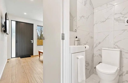 Mangere House | Stunning Three Bedroom Townhouse with Free Parking