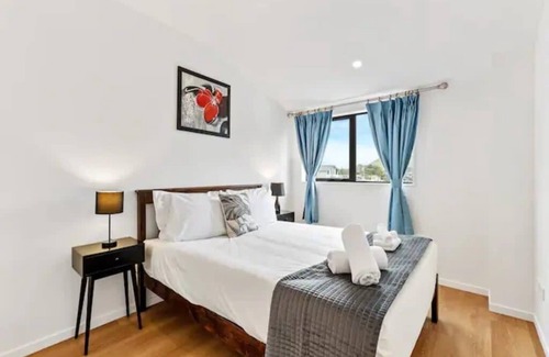 Mangere House | Stunning Three Bedroom Townhouse with Free Parking