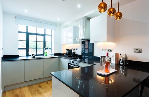 Birmingham City Centre House | Stunning Townhouse + Pool Table