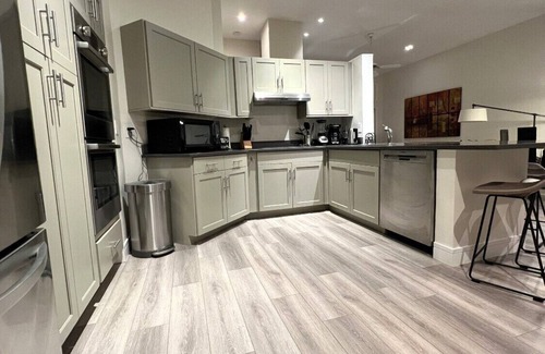 Ventura House | Stunning Ventura Condo with Golf &Pool