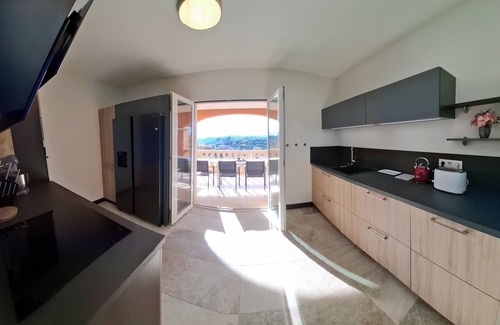 Flassans-sur-Issole Villa | Stunning Villa de la Colline overlooking the valley