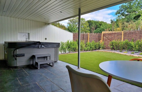 Liverton House | Stunning villa for 2 guests with WIFI, hot tub