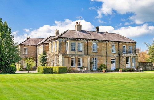 Thirsk House | Stunning villa for 6 people with pool, hot tub, WIFI, terrace and parking