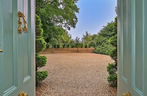 Yardley Gobion House | Stunning villa for 17 guests with hot tub, WIFI, terrace and pets allowed