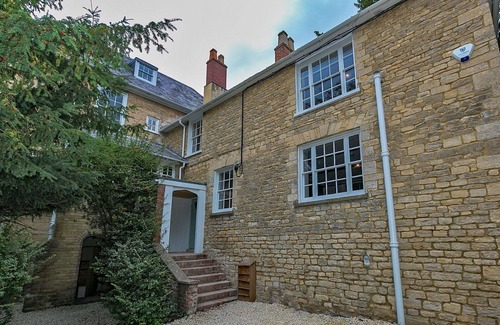 Yardley Gobion House | Stunning villa for 17 guests with hot tub, WIFI, terrace and pets allowed