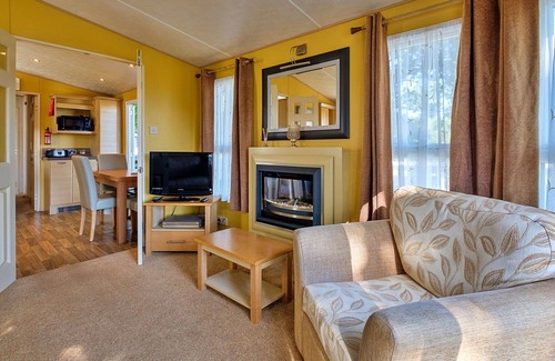 Cowes House | Stunning villa for 4 guests with pool, WIFI, TV and terrace