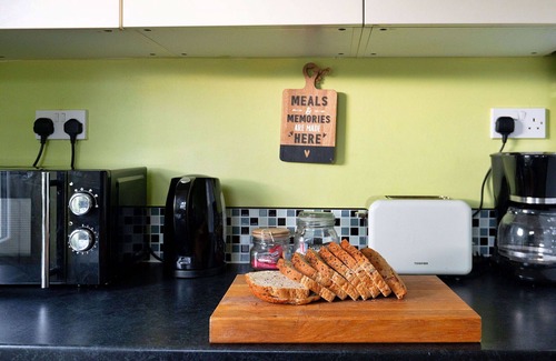 Kinmel Bay House | Stunning villa for 4 guests with WIFI and pets allowed