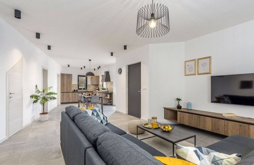 Vrznaveri House | Stunning villa for 6 guests with private pool, A/C, WIFI, TV, terrace and pets allowed