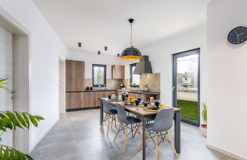 Vrznaveri House | Stunning villa for 6 guests with private pool, A/C, WIFI, TV, terrace and pets allowed