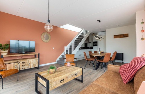 Uitgeest House | Stunning villa for 6 guests with WIFI, A/C, TV, terrace, pets allowed and parking